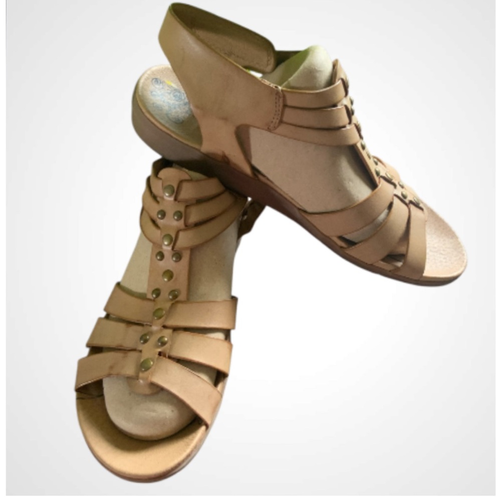 BareTraps Tan Strappy Gold Studs Leather Sandals 1” Rubber Sole Size 9